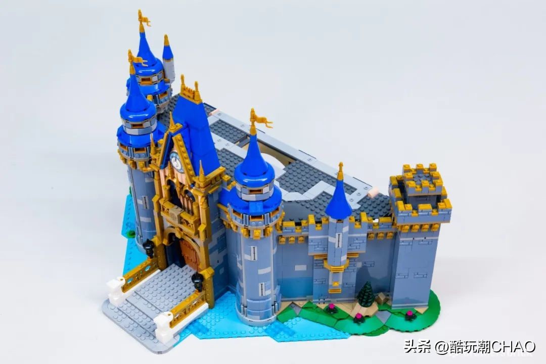 和迪士尼城堡一样高的乐高,和迪士尼乐园相似的城堡