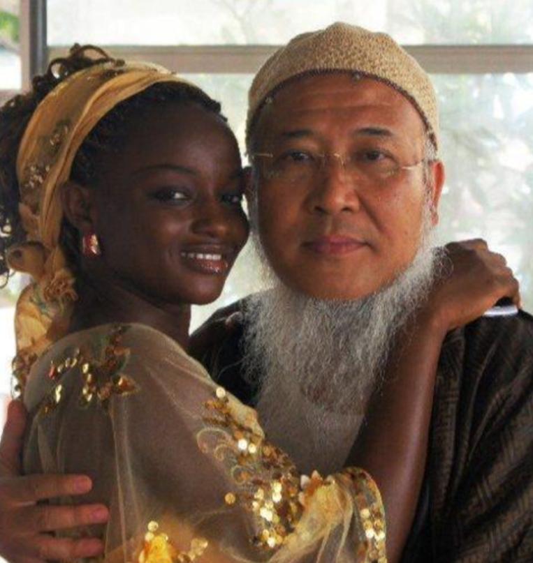 53岁画家杨彦，娶21岁非洲女学生，斥资4千万办婚礼，为何出家？