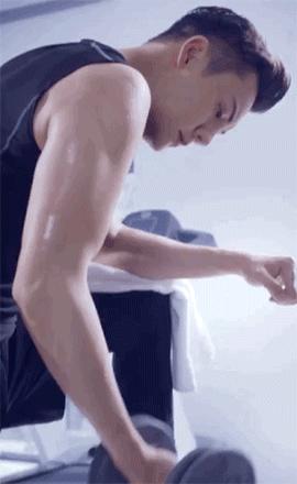 瘦成纸片人的明星,5位纸片人明星瘦成排骨