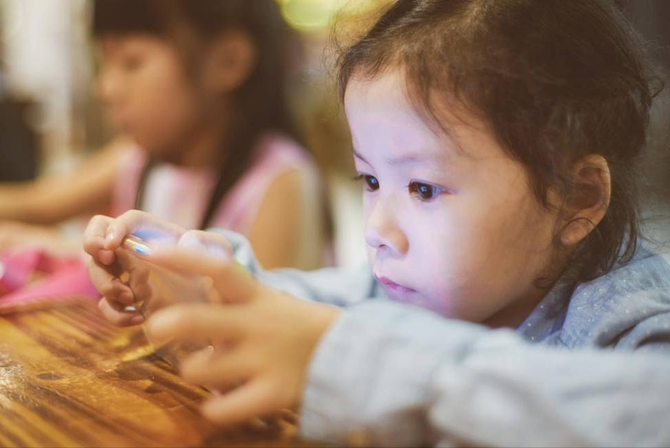 孩子爱玩手机咋办啊,孩子爱玩手机怎么办