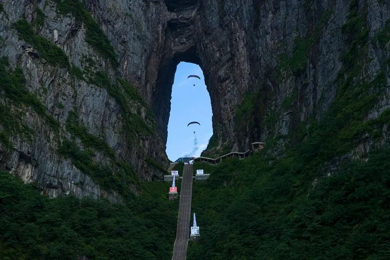 遨游中国小新闯天门山,张家界之旅天门山留影