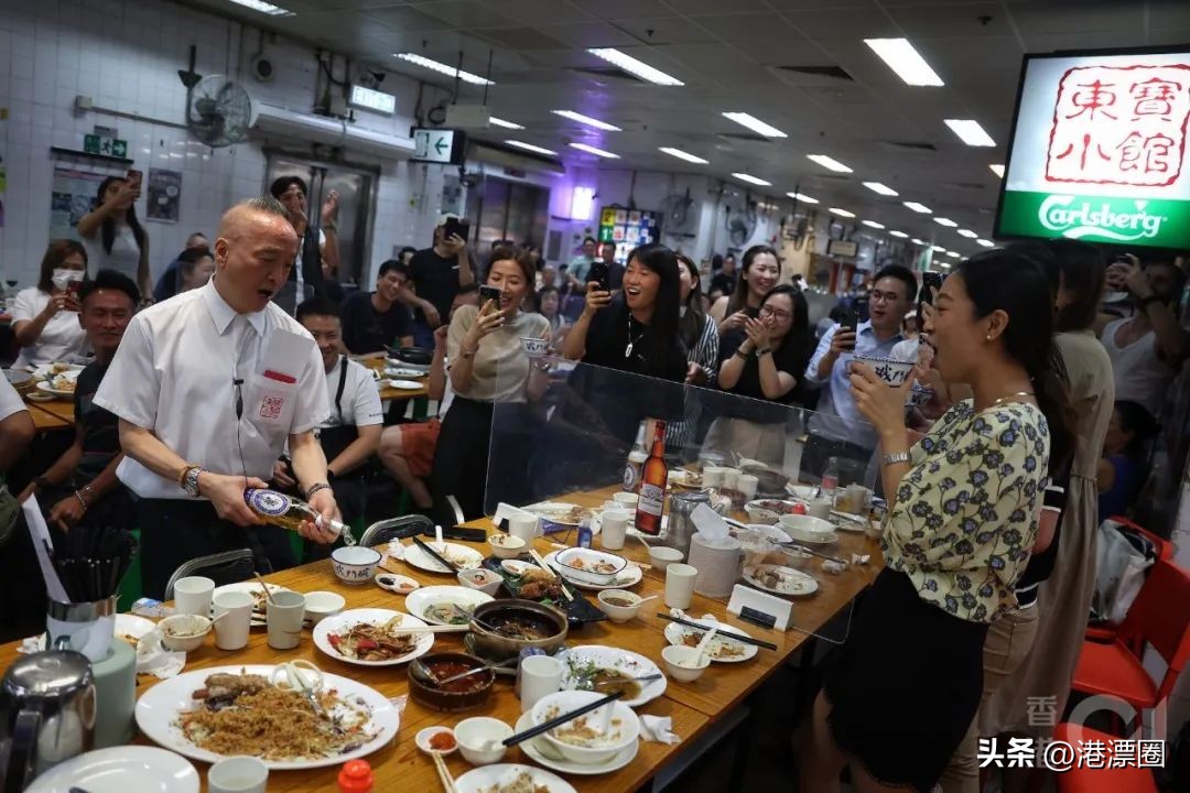 一家店铺宣布关门整条街,一家店突然停业了