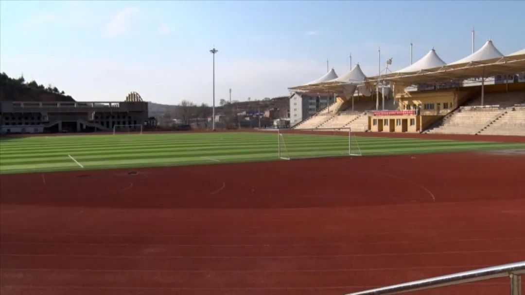 省市体育局在交口县调研督察足球场地建设工作