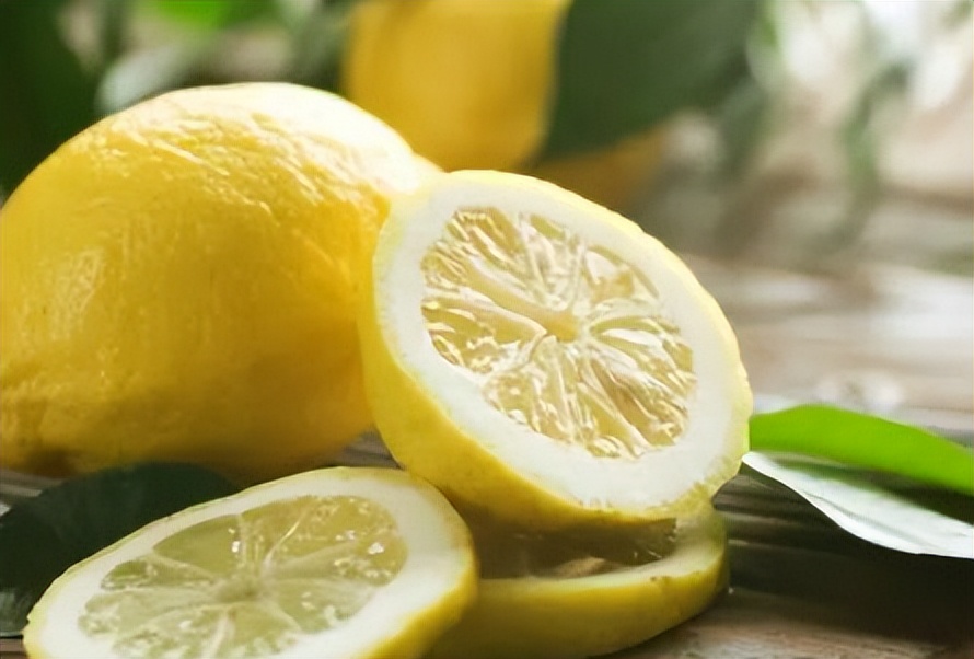 睡觉时柠檬是放枕头边还是放床头,柠檬放床头提升记忆力是真的吗