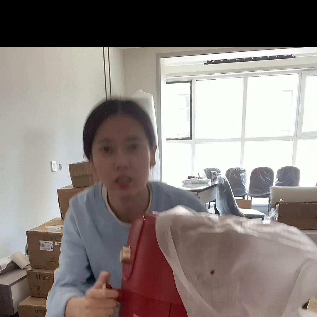 兄弟们这是一个拆快递视频跟你们分享下在一网上买的...