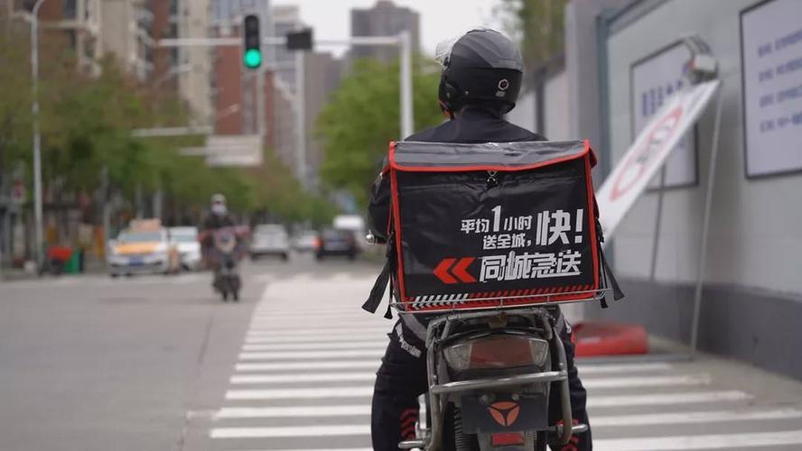 快递外卖骑手一个月能挣多少钱,外卖快递的工资待遇是多少