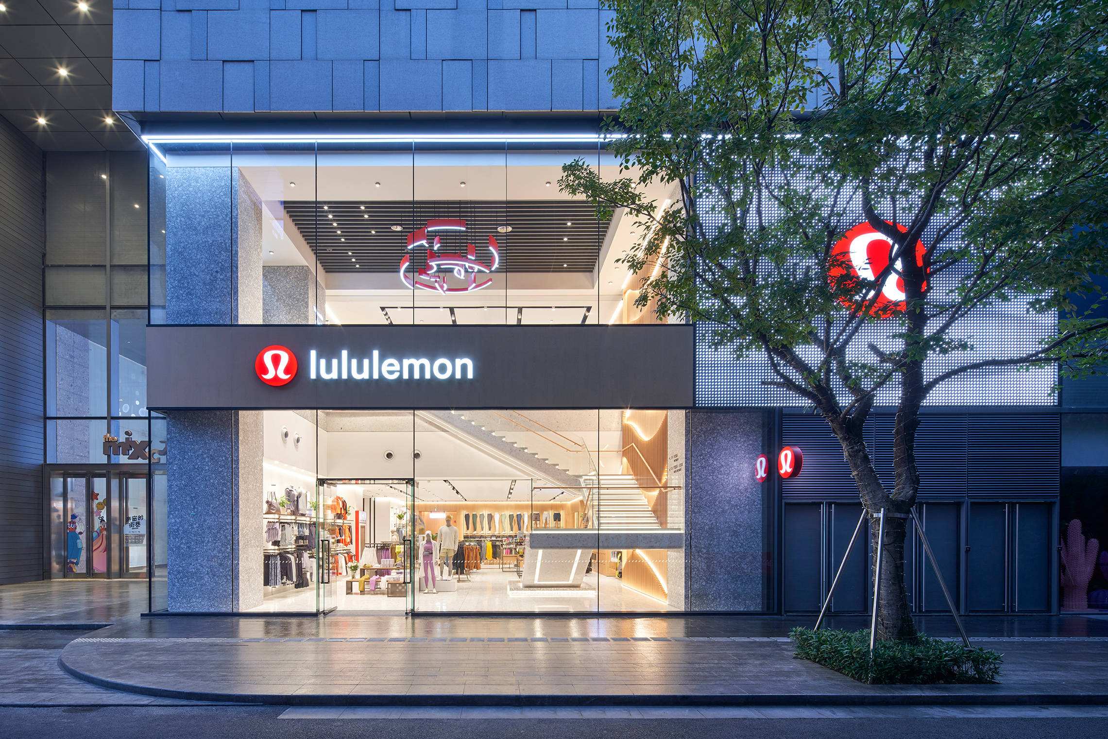 一条瑜伽裤上千，市值超过阿迪，Lululemon是如何成就百亿帝国的