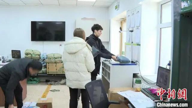 俄罗斯人在黑河享受互联生活:快递、外卖“哈拉少”