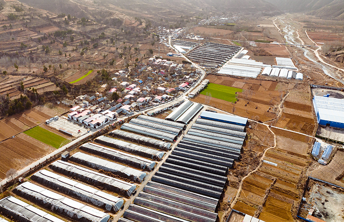 河南面积最大县山沟沟里的风景，沟壑纵横大棚多，深谷人家春日忙