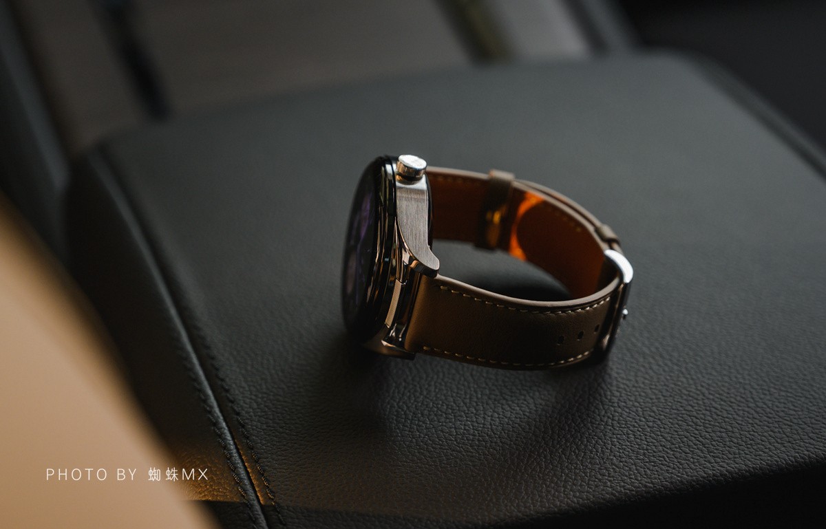 华为WATCHBuds耳机表体验：弹盖屏幕+磁吸耳机，这创意值100分