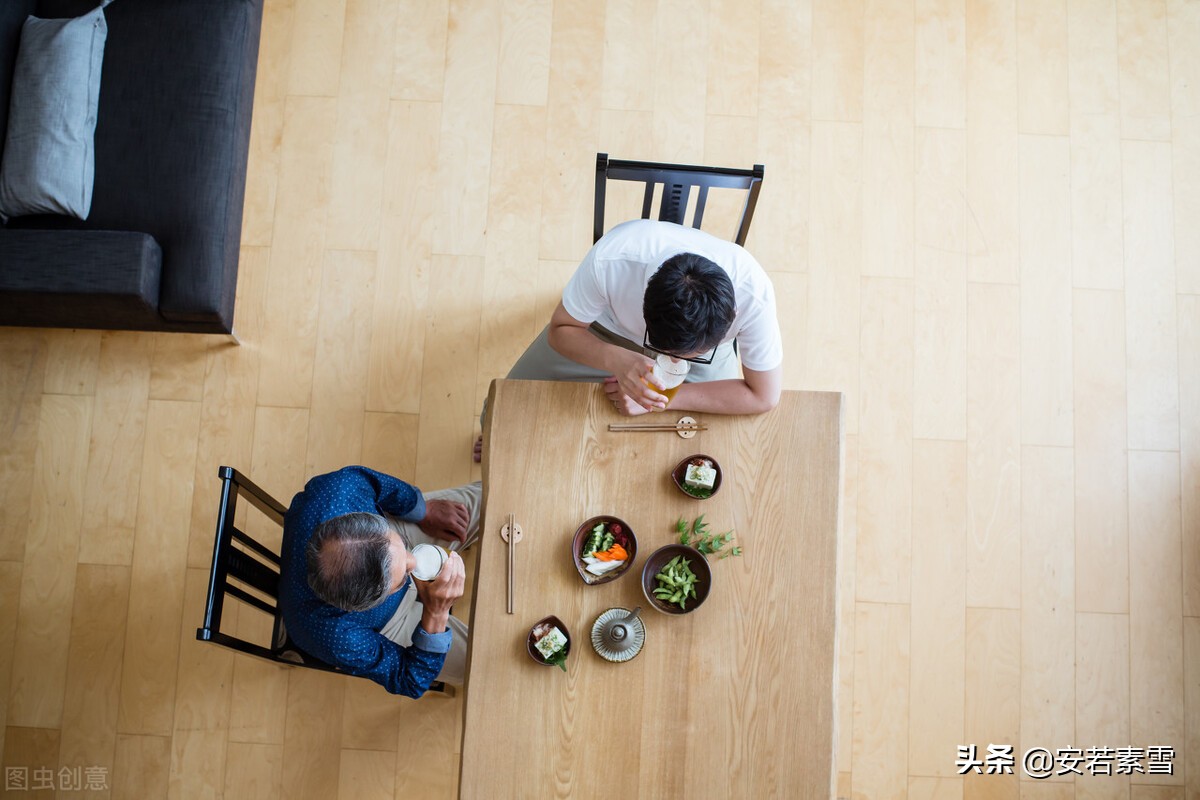 45岁的男人哭了,40岁男人深夜最无奈心酸