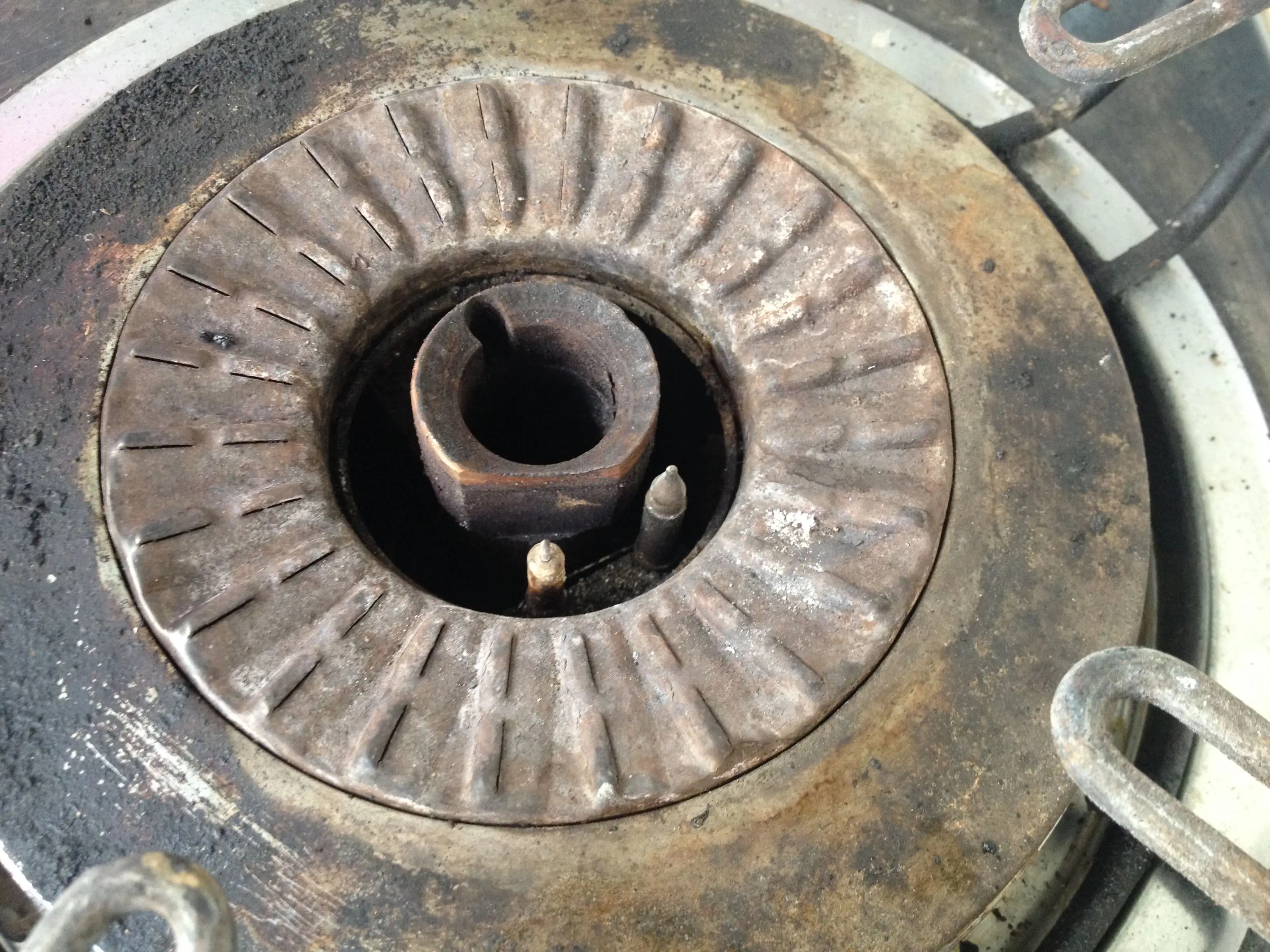 燃气灶打着后十几秒自动熄火,有熄火保护的燃气灶打着又灭