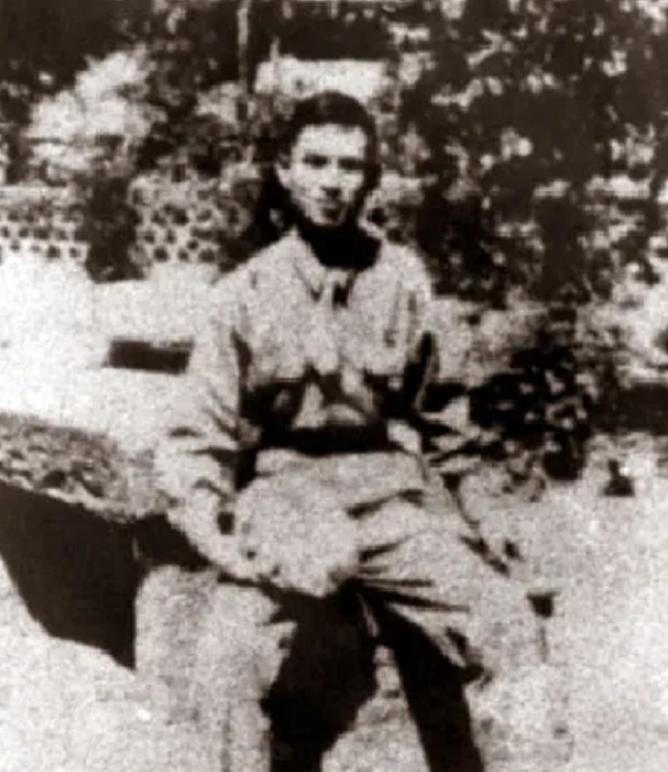 48年一国军军官被下令枪决，行刑前他拒绝下跪，高呼：毛主席万岁