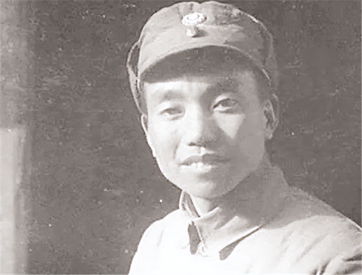 八路军6个师长唯独他没有成为元帅，晚年担任副主席，儿子是将军