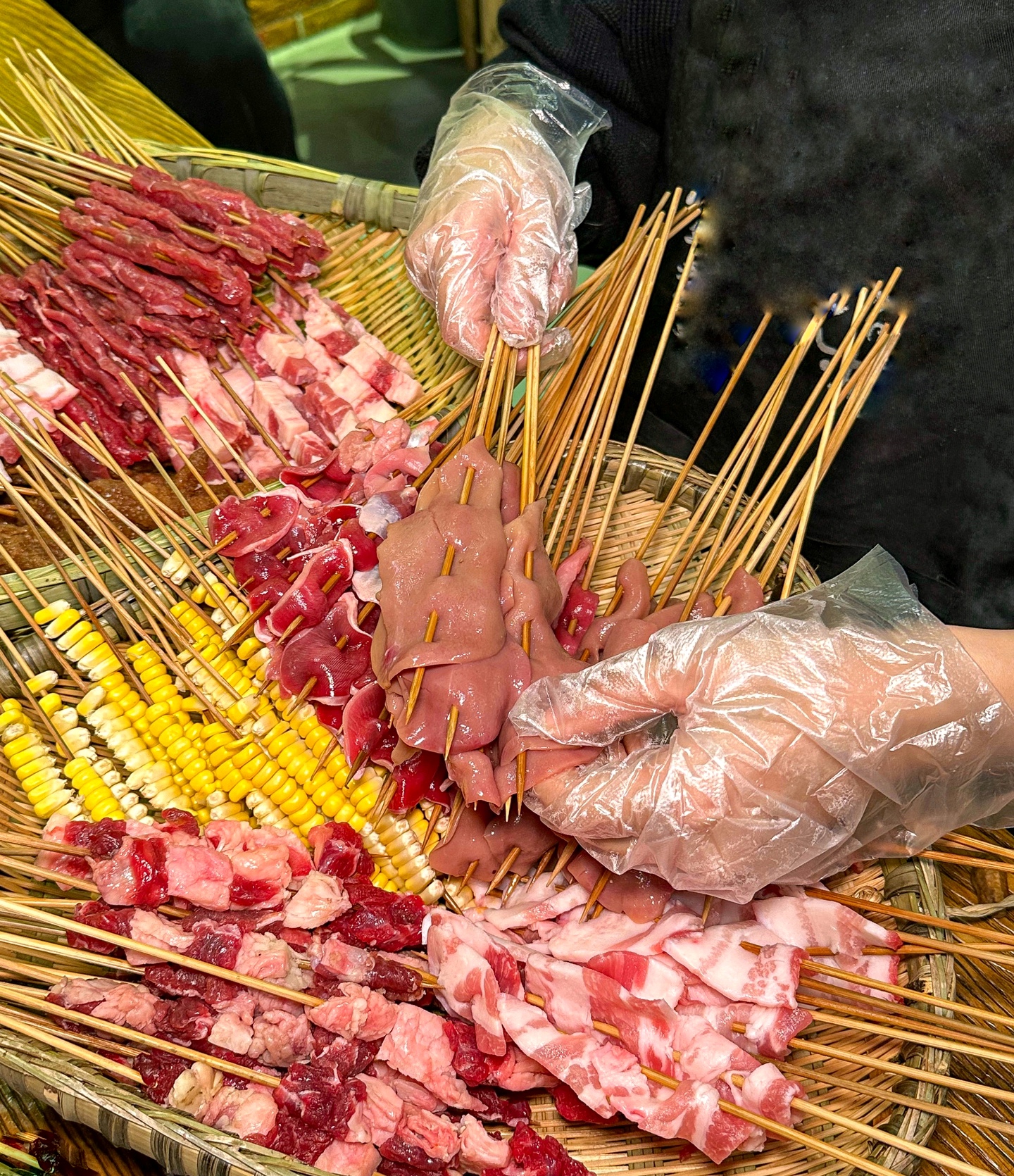 90后创业摆摊卖烧烤,摆地摊卖烧烤一晚上能挣多少钱