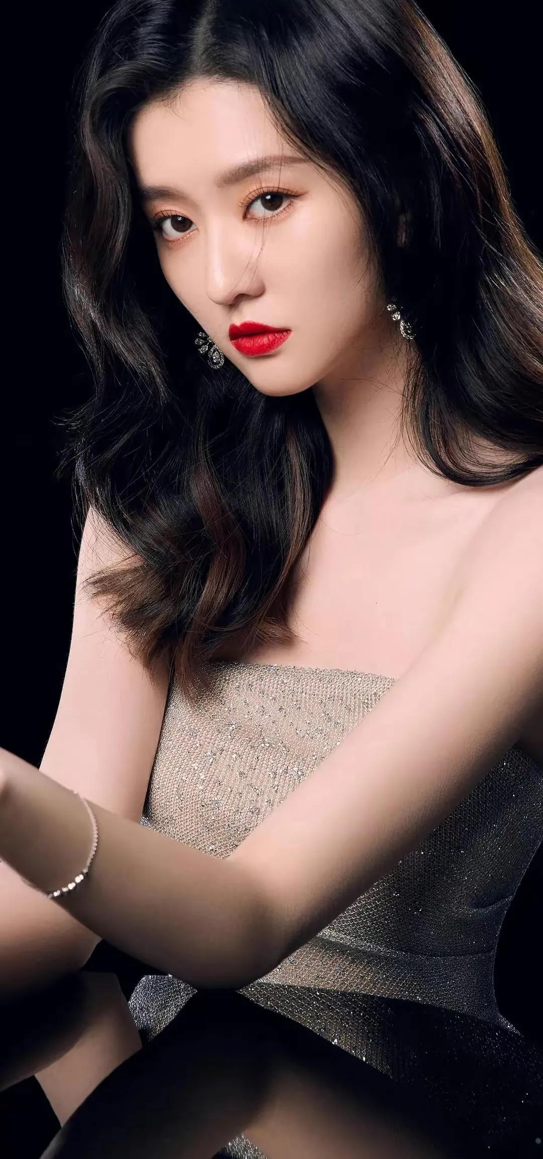 春风唤雨润花田，葱茏岁月韵琴弦