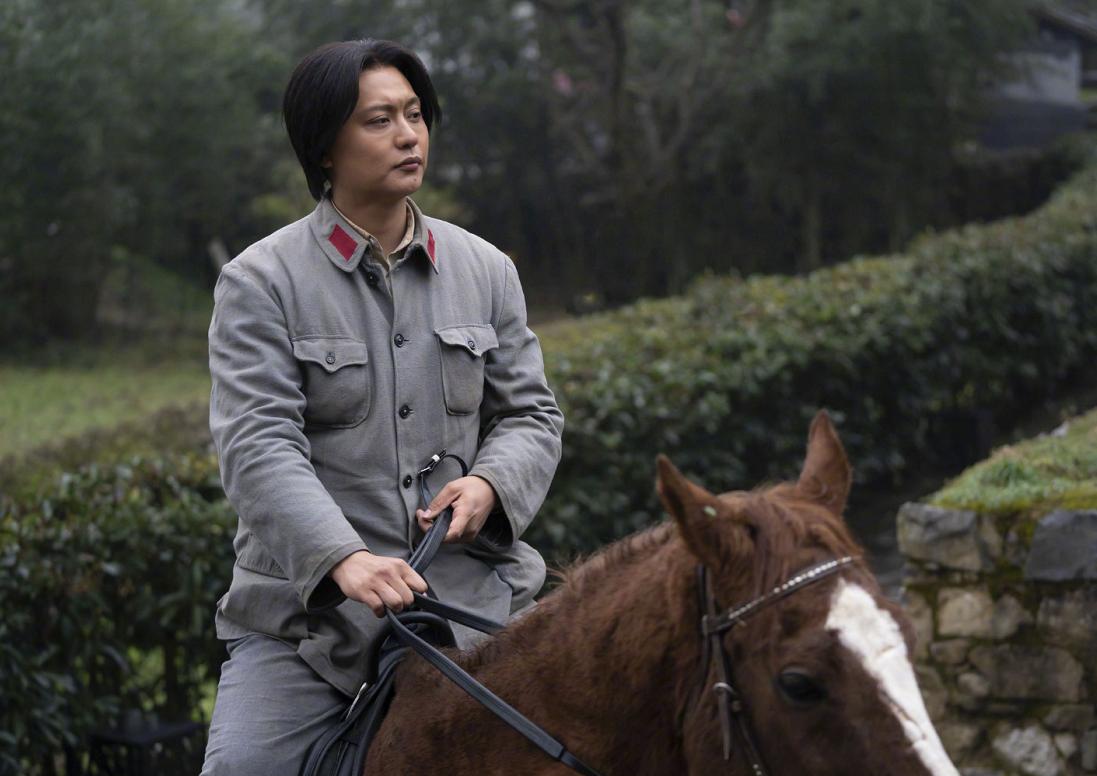 主席形象后继有人，侯京健已接班唐国强，和古月比你更喜欢哪一个