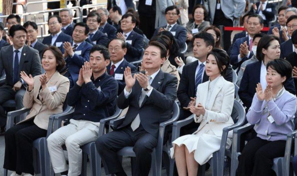 韩国第一夫人灰色套装裙,韩国总统夫人最新穿搭