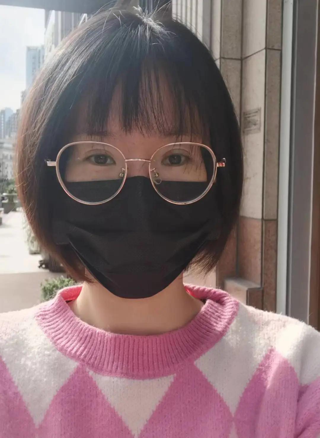 我勉强吃下一颗草莓,然后红红的草莓汁混合着胆汁一起往外翻涌