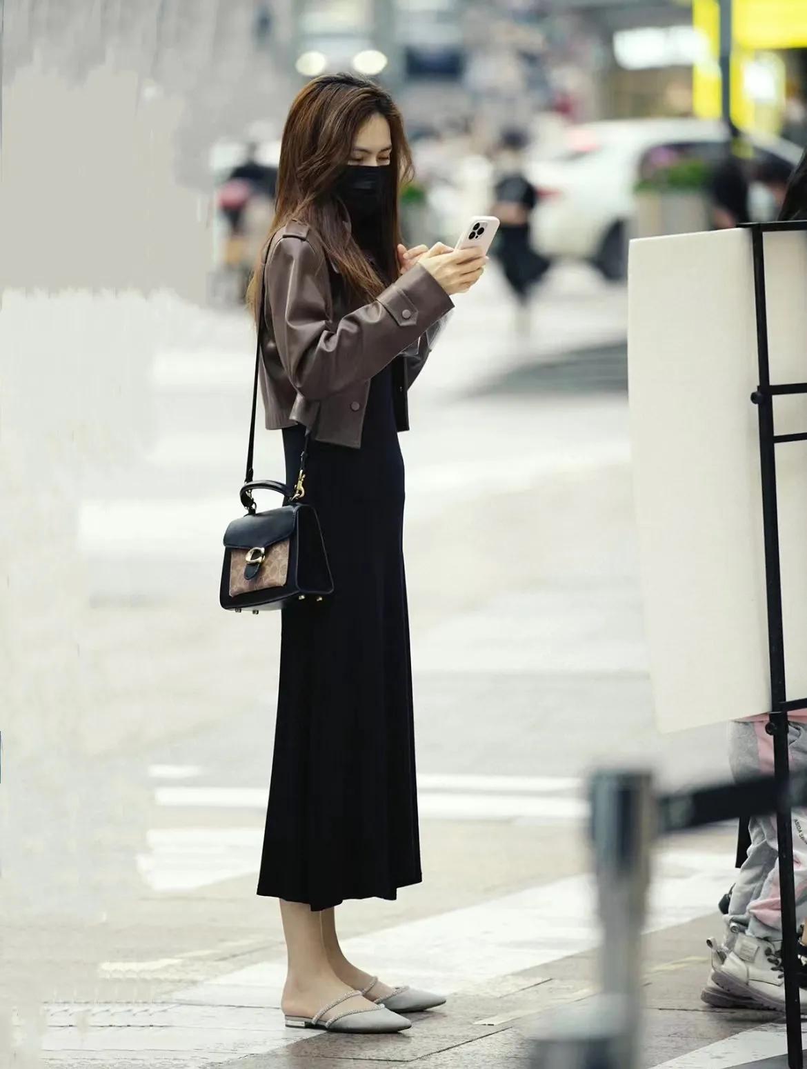 看街拍学穿搭,coach蔻驰老花包托特包搭配