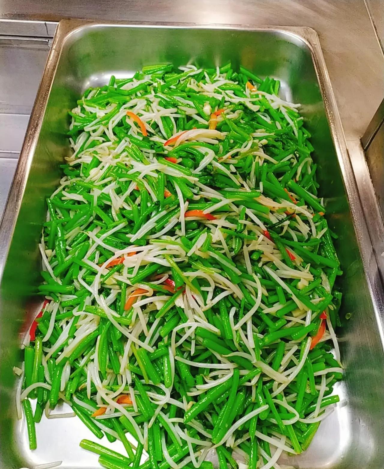 江西小伙开快餐店，10元管饱，第一个月亏2万，第二个月却赚了4万