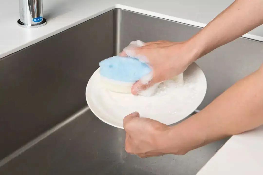 洗洁精洗碗筷有残留会致癌吗,洗洁精残留真的有毒且致癌吗