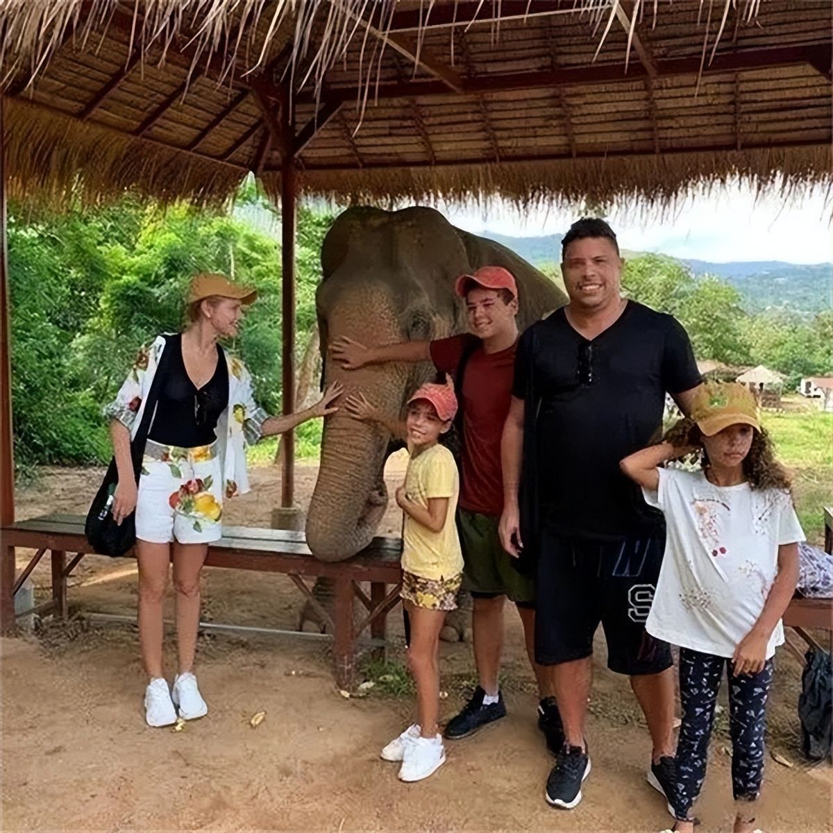 罗纳尔多曾经效力过几个俱乐部,罗纳尔多现身价