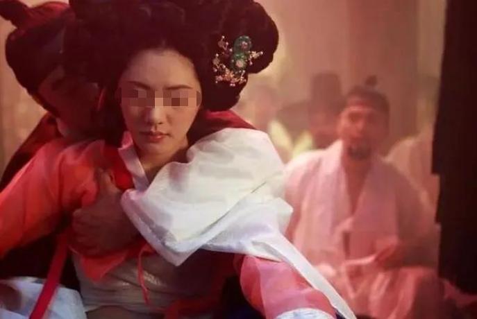 18岁拍大尺度写真，被母亲骂去死，44岁的国民媳妇，活成了…