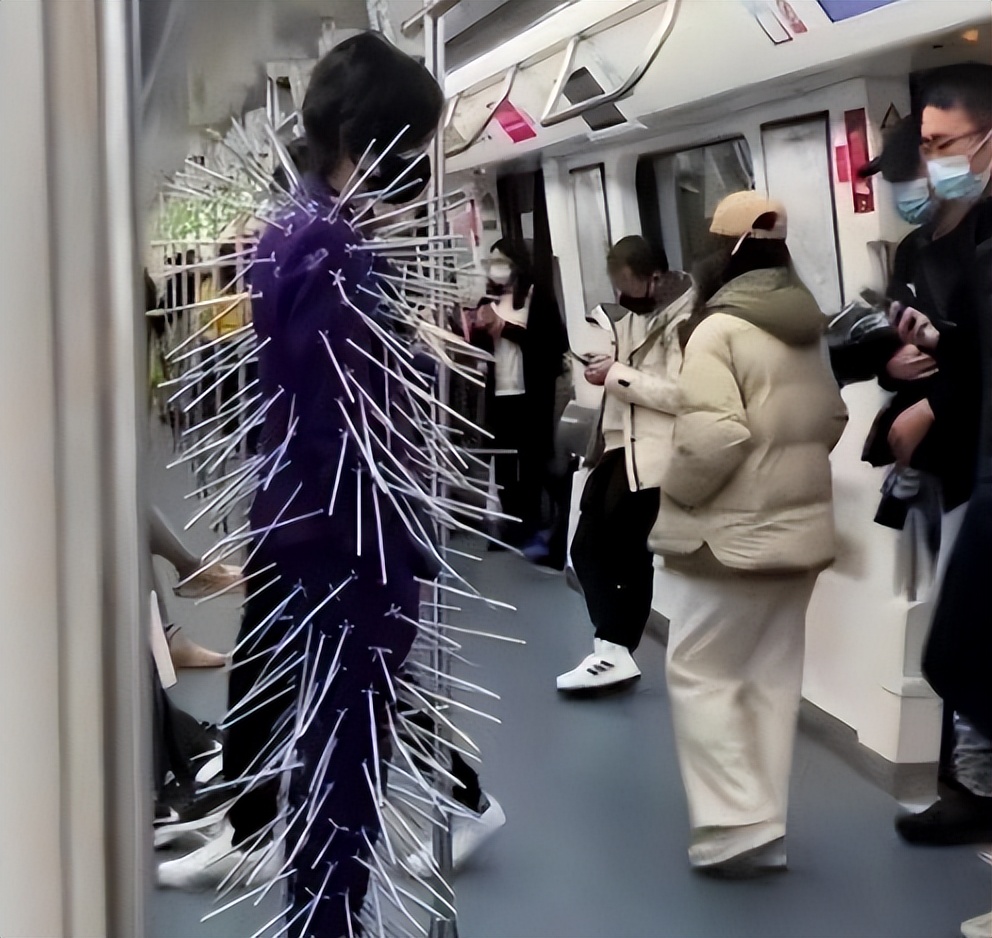 震惊！！！满大街“露奶装”、“开裆裤”，演绎现实版的罗刹海市