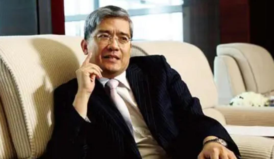 “白嫖”空姐三年，让其背负900万债务，*咸平郎**坠落之路是怎样的