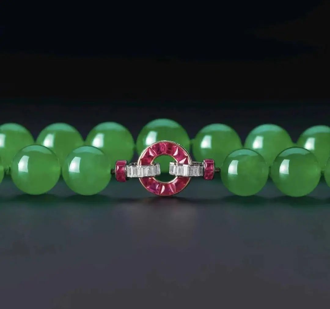 又一翡翠珠链 8 位数天价成交，为什么拍出高价的总是珠链？