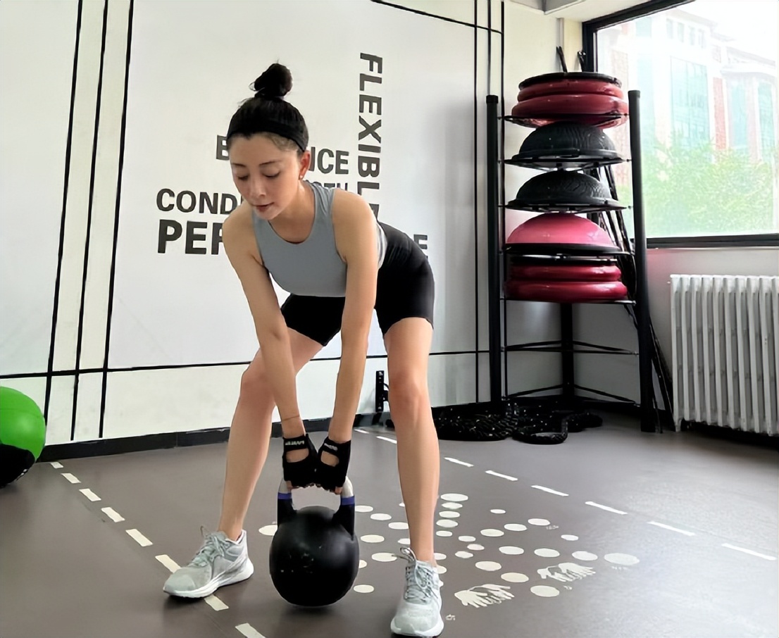 41岁的殷桃和46岁的梅婷,殷桃梅婷最好看的图片