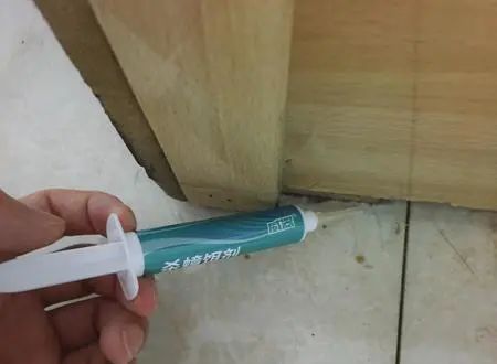 不会让蟑螂跑又简单抓蟑螂的方法,蟑螂到底用什么办法才能让它消失