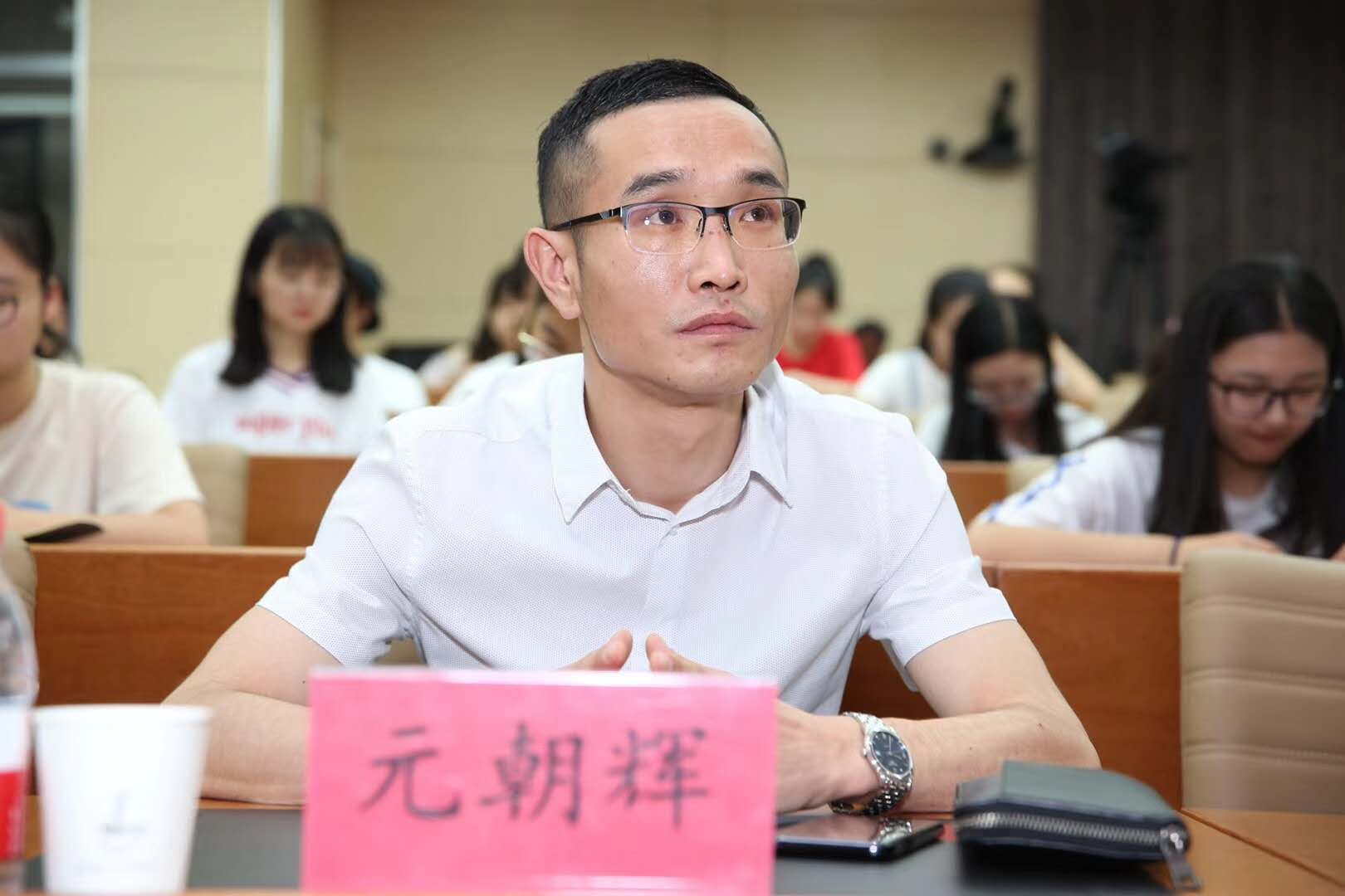 哈萨克斯坦美女爱上中国小伙，在恋爱中抓住跨国商机，他们赚大了