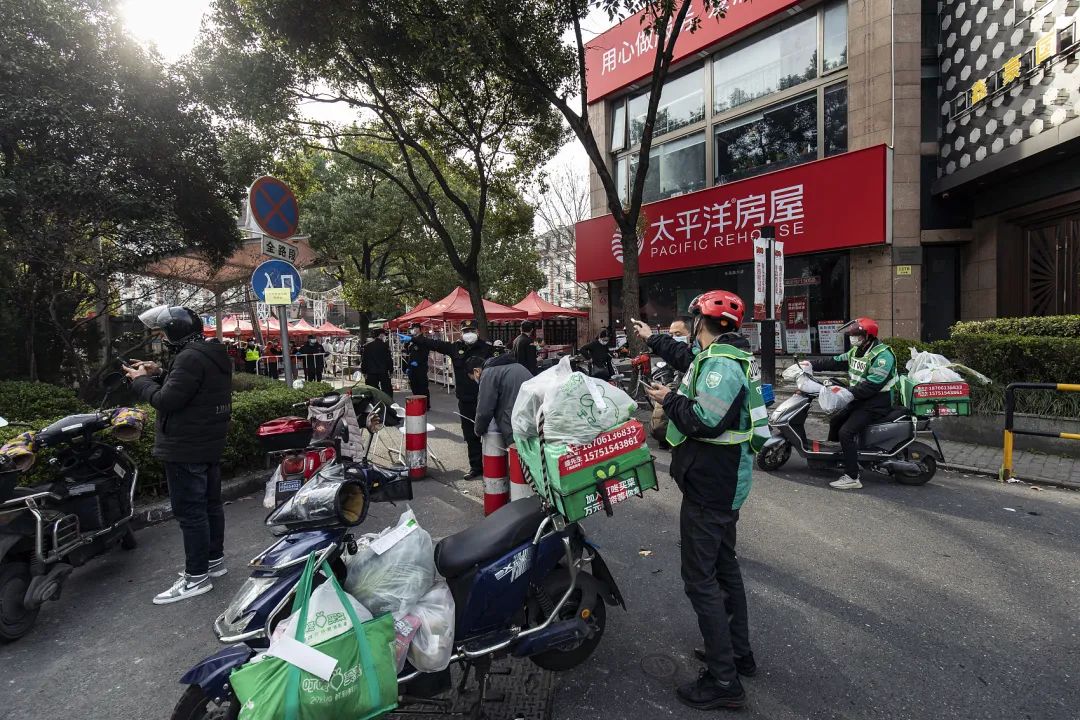 上海跑腿小哥日薪过万露宿街头,在上海跑腿一个月能挣多少钱