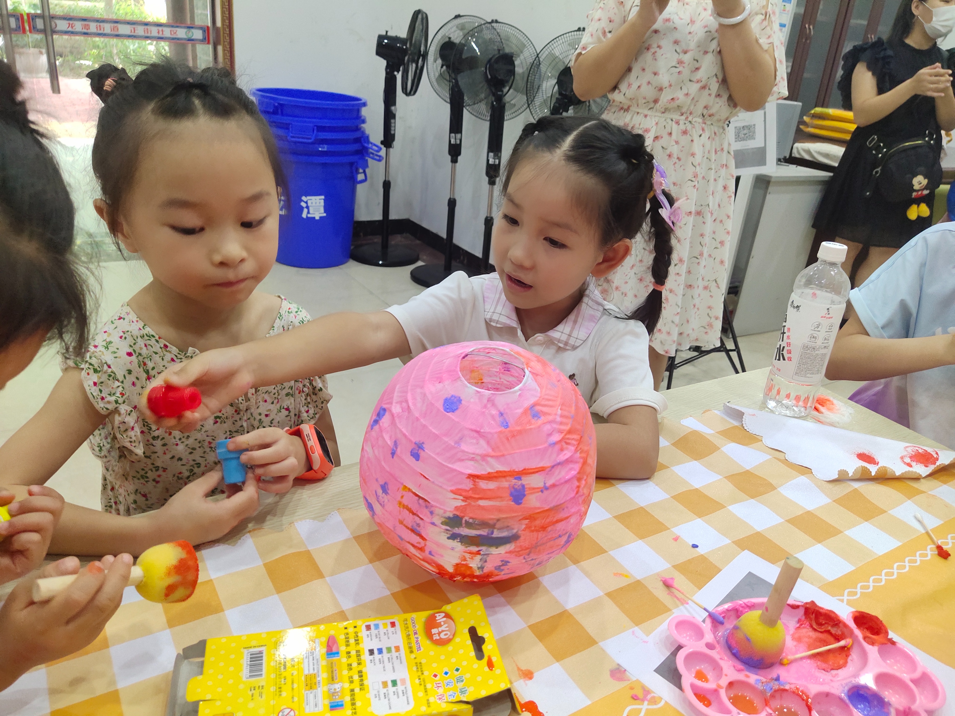 社区开展青少年剪纸制作灯笼活动,社区开展剪纸制作灯笼活动