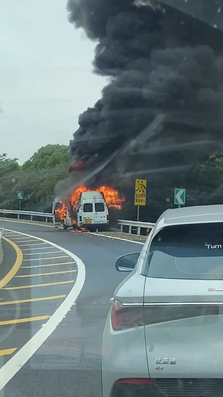 昆山蝶湖湾着火,昆山蝶湖湾楼顶死亡事件
