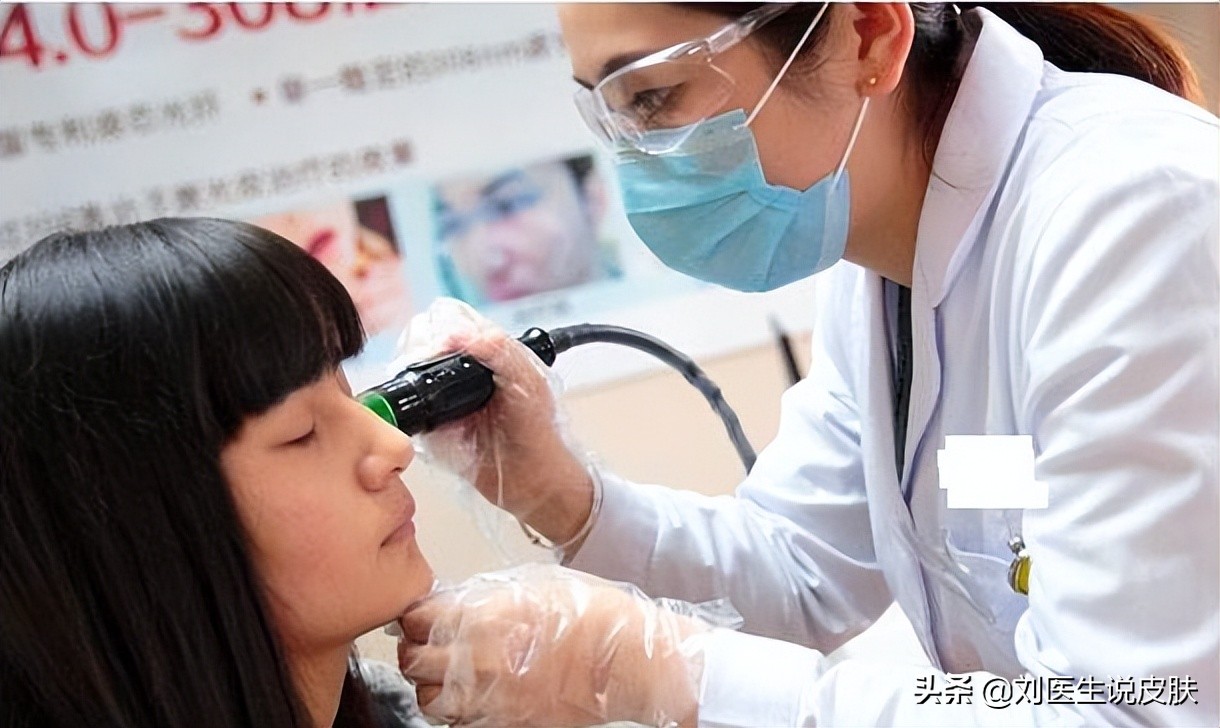 额头白斑，生姜涂擦后扩散怎么办？医生1个方案，治白又快又好