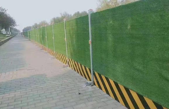 怎么选围挡绿草皮,如何选择草坪护栏价格