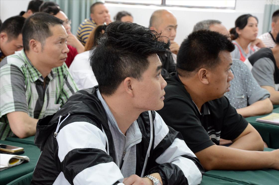 小学有个“神奇组织”：叫“家委会”，家长竞选与否对孩子影响大