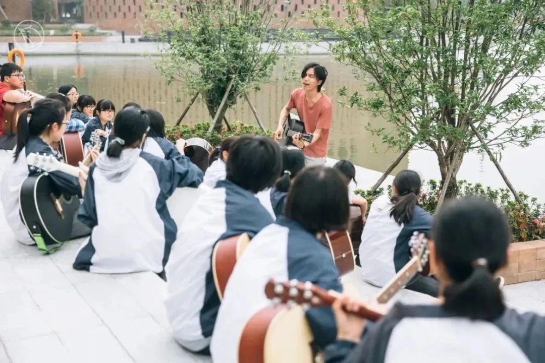 这个校园“*拍偷**狂魔”,拍下了95后的绝版青春