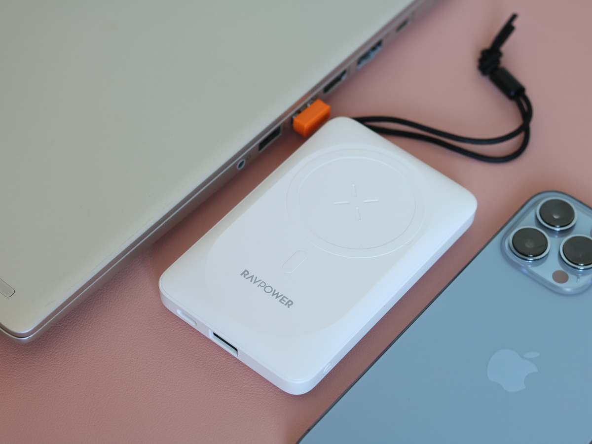 入手RAVPower磁吸充电宝，从此再也不用担心忘记带充电线了