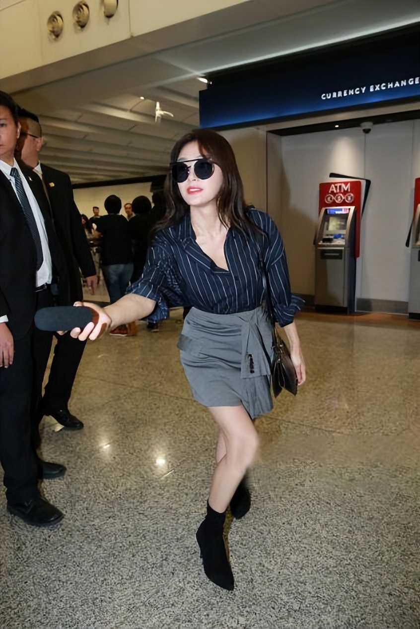 秦岚穿黑色吊带礼服气质成熟优雅,理智派秦岚黑西装配红吊带