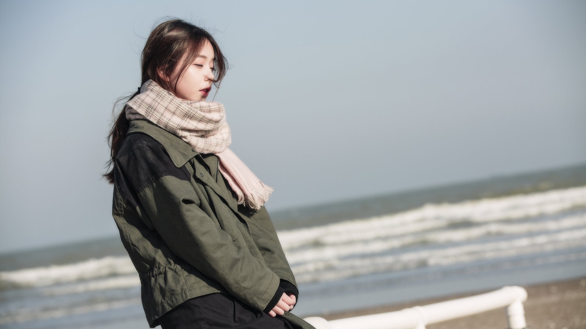 在公园和大爷打羽毛球,公园偶遇大爷打羽毛球