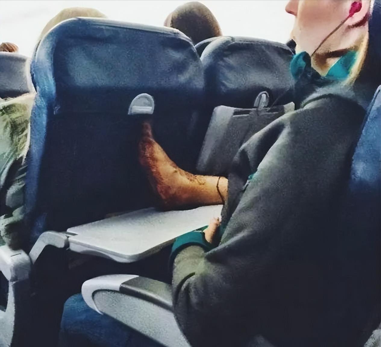 一位美国空姐爆料：国际航班真是太脏了，小桌板下有乳白液体！