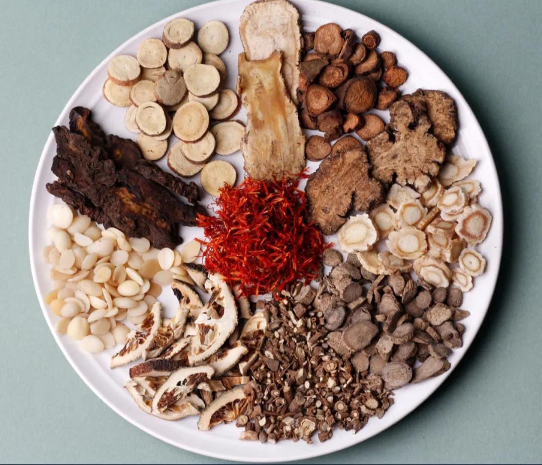 吃中药后舌头出现裂纹是什么症状,喝补气血的中药身体会有什么症状