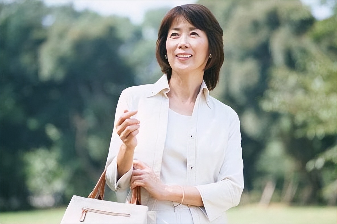 女性快要绝经时，月经可能会出现3个暗示，提前了解做好准备