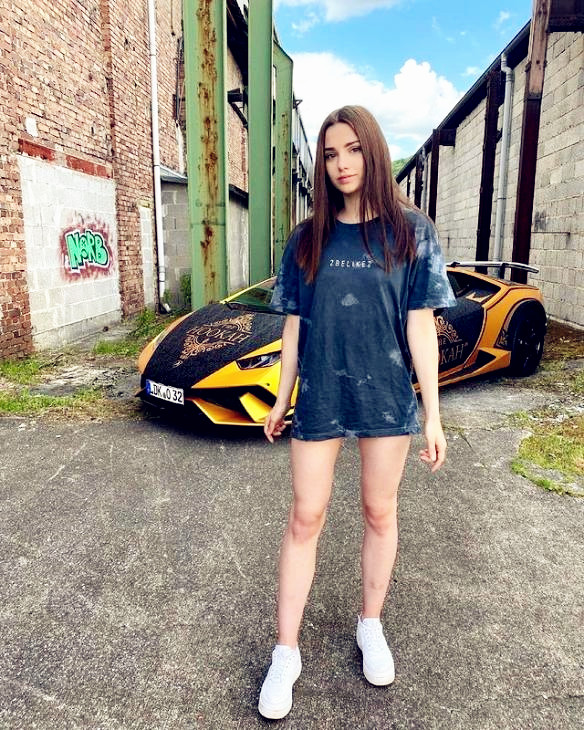 德国国宝级模特，魔鬼身材萝莉脸，短款穿搭也如此惊艳