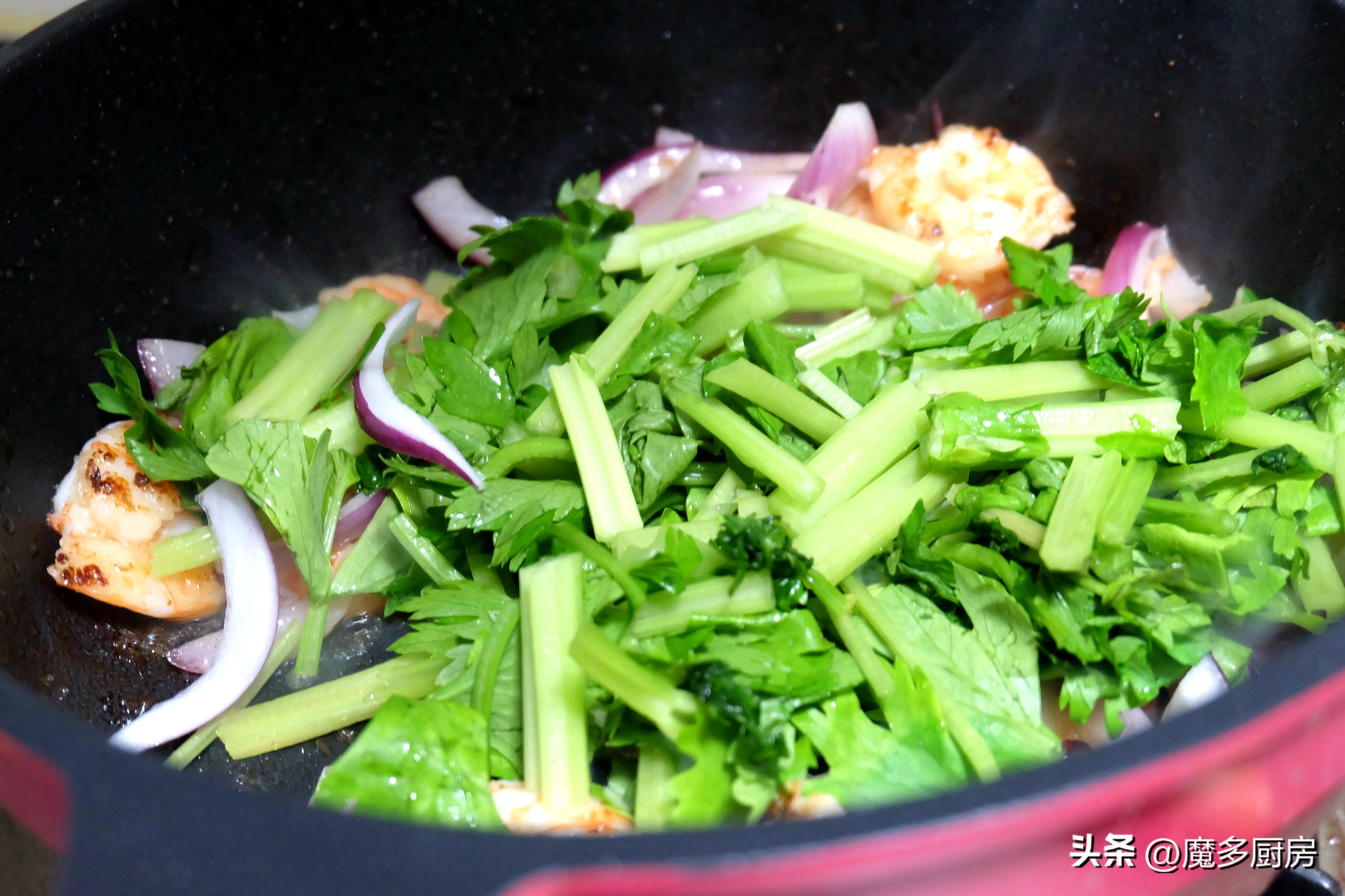 虾洋葱芹菜青椒一起炒,虾仁香芹洋葱做法