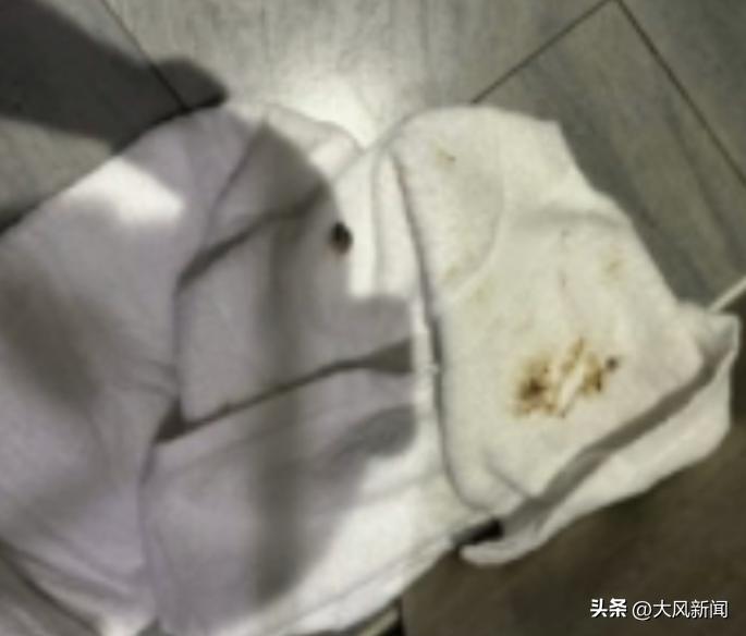 住客称洗澡发现花洒疑有粪便,住客称酒店床下现尸体酒店辟谣